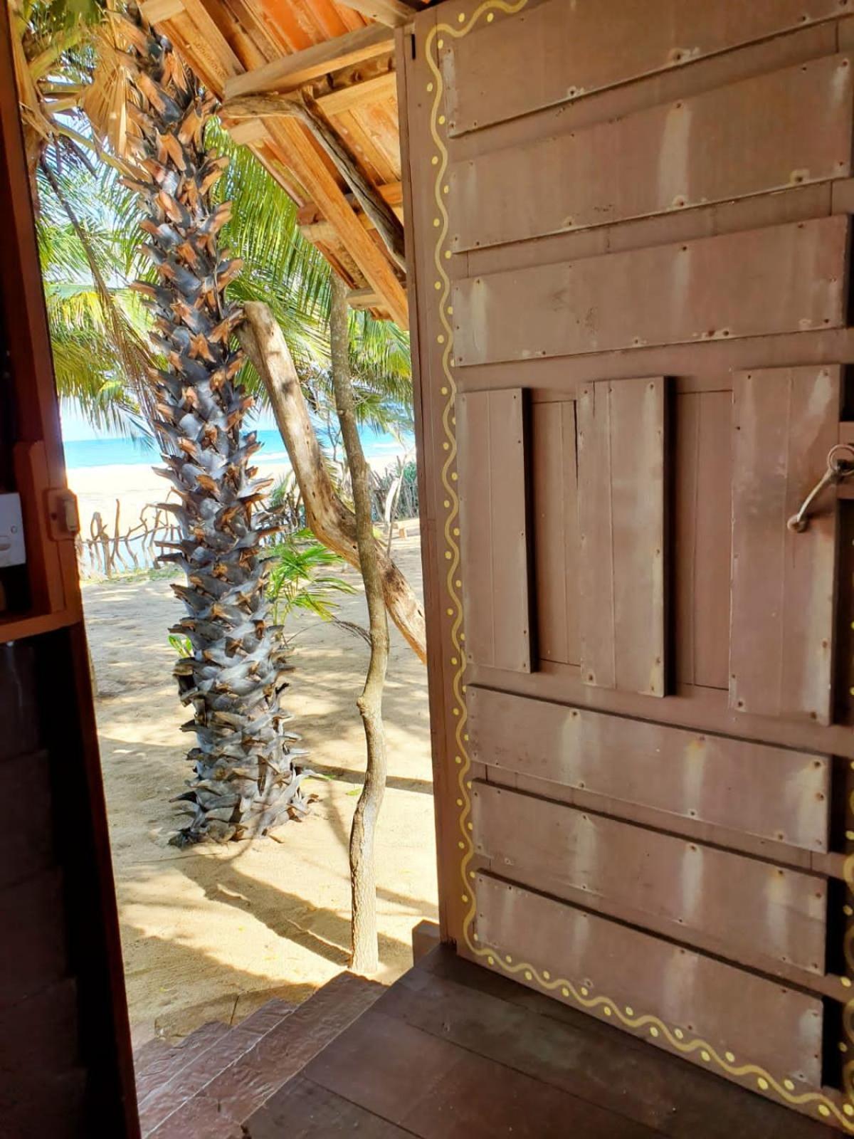 Light House Beach Hut Komari Exteriör bild